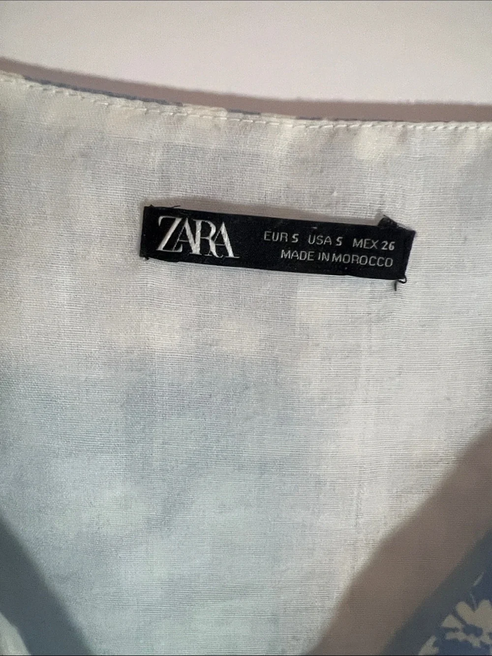 Zara Women's size Small, Light Blue Floral V-Neck Ruffled Peplum Crop Blouse
